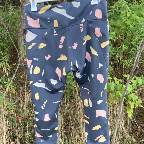 Super cute Title 9 reversible cropped leggings, sz m, grey/grey patterned - Picture 3 of 5